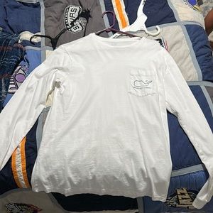 Men’s small vineyard vines shirt.